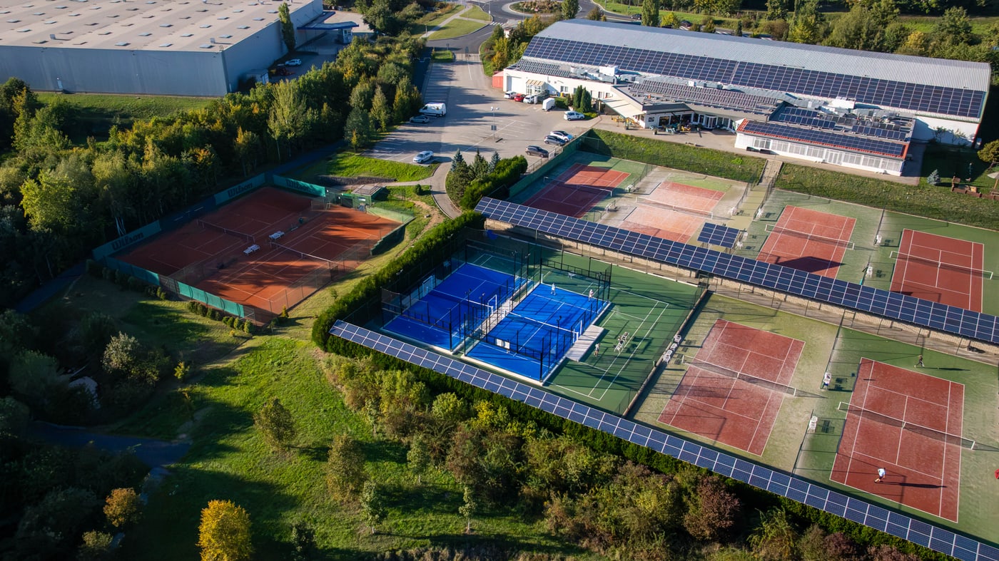 Areál Wilson z ptačí perspektivy — venkovní kurty, padelové kurty a krytá hala
