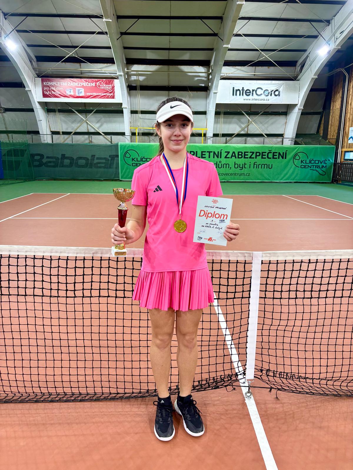 Kristýna Nikodýmová s pohárem a medailí po vítězství na halovém mistrovství ČR starších žákyň v Plzni
